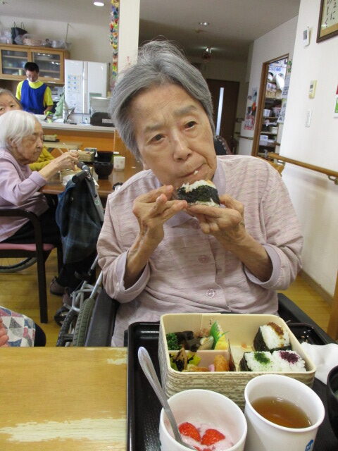 井口台　　4月のイベントはお花見ー　お花見弁当　　2階