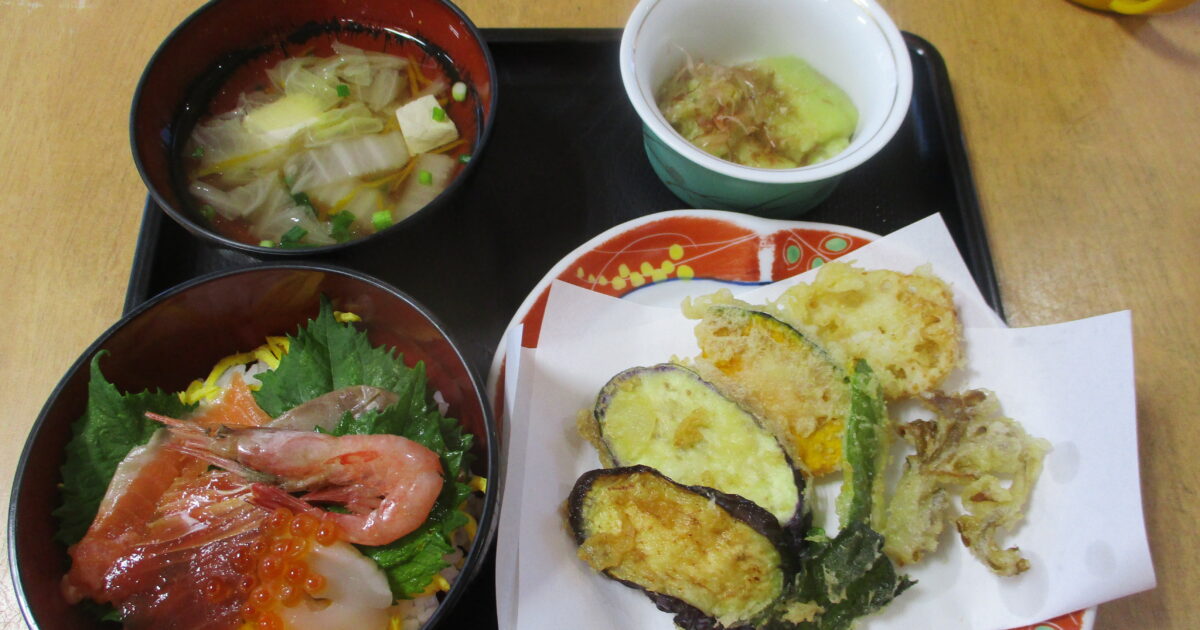 井口台　８月のホーム内行事は②　お昼は海鮮丼！