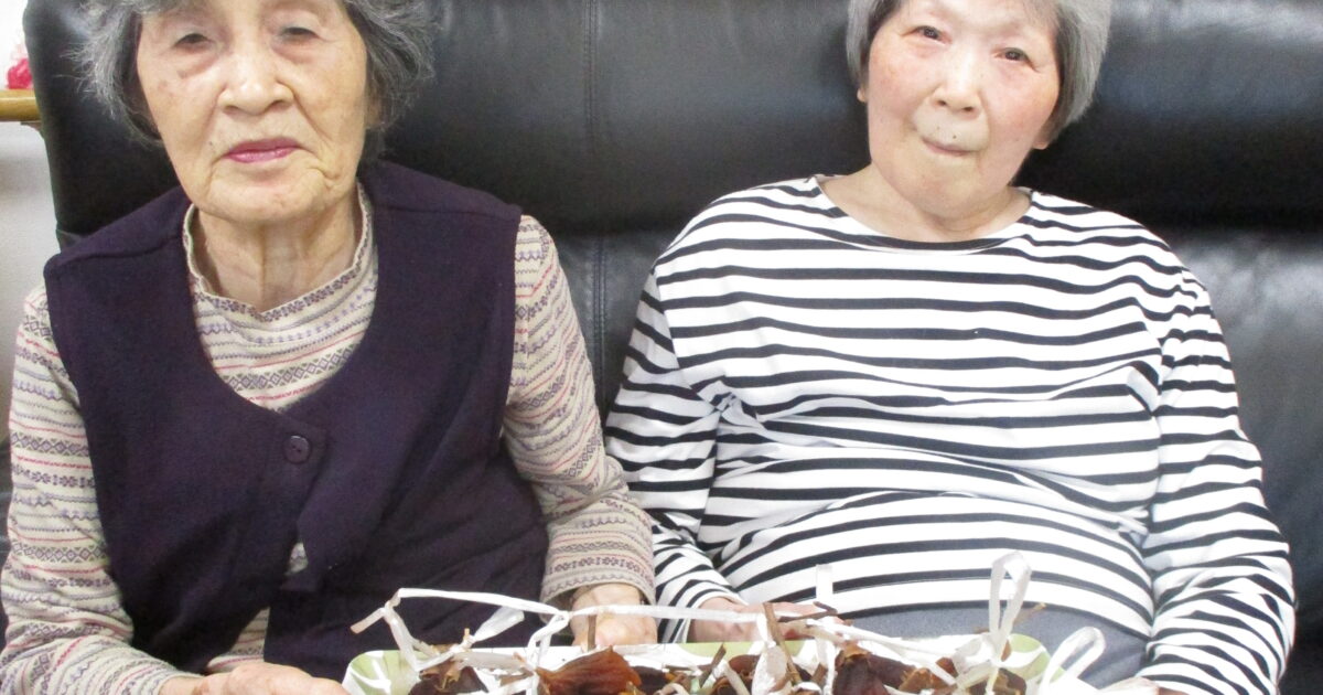 井口台　干し柿食べてます