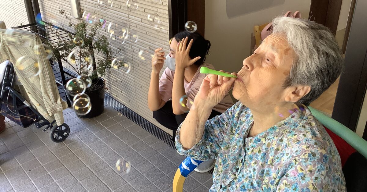 屋根まで飛んだ